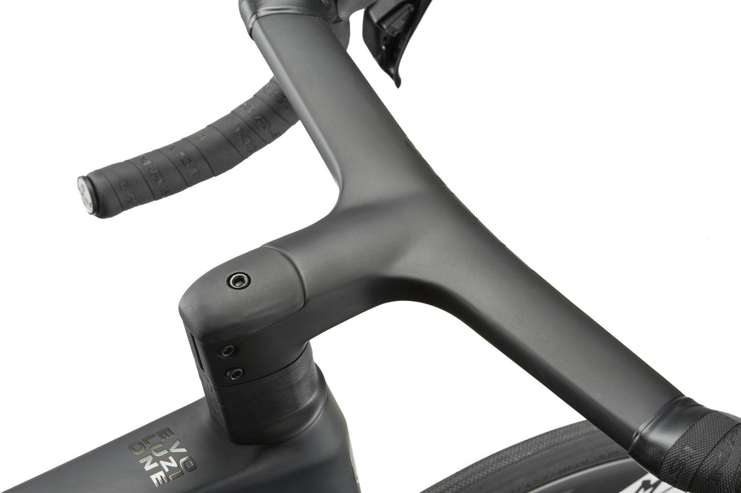 Close-up of a dark gray handlebar and stem on the EVOLUZIONE 1, with textured grips and part of an aerodynamic tire.