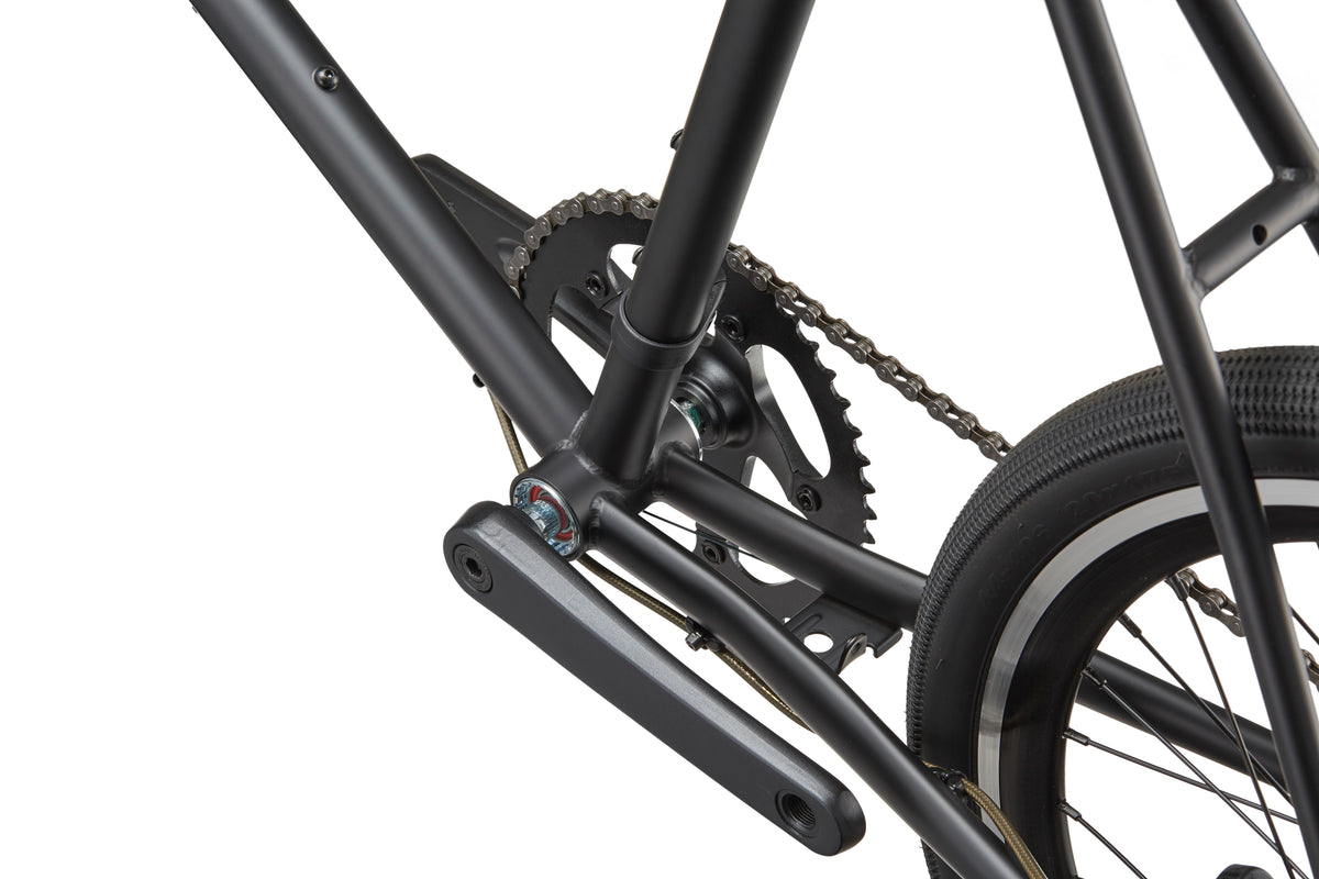 Close-up of the STELVIO 3’s crankset, chain, and rear wheel, showcasing its sleek black frame and urban style.