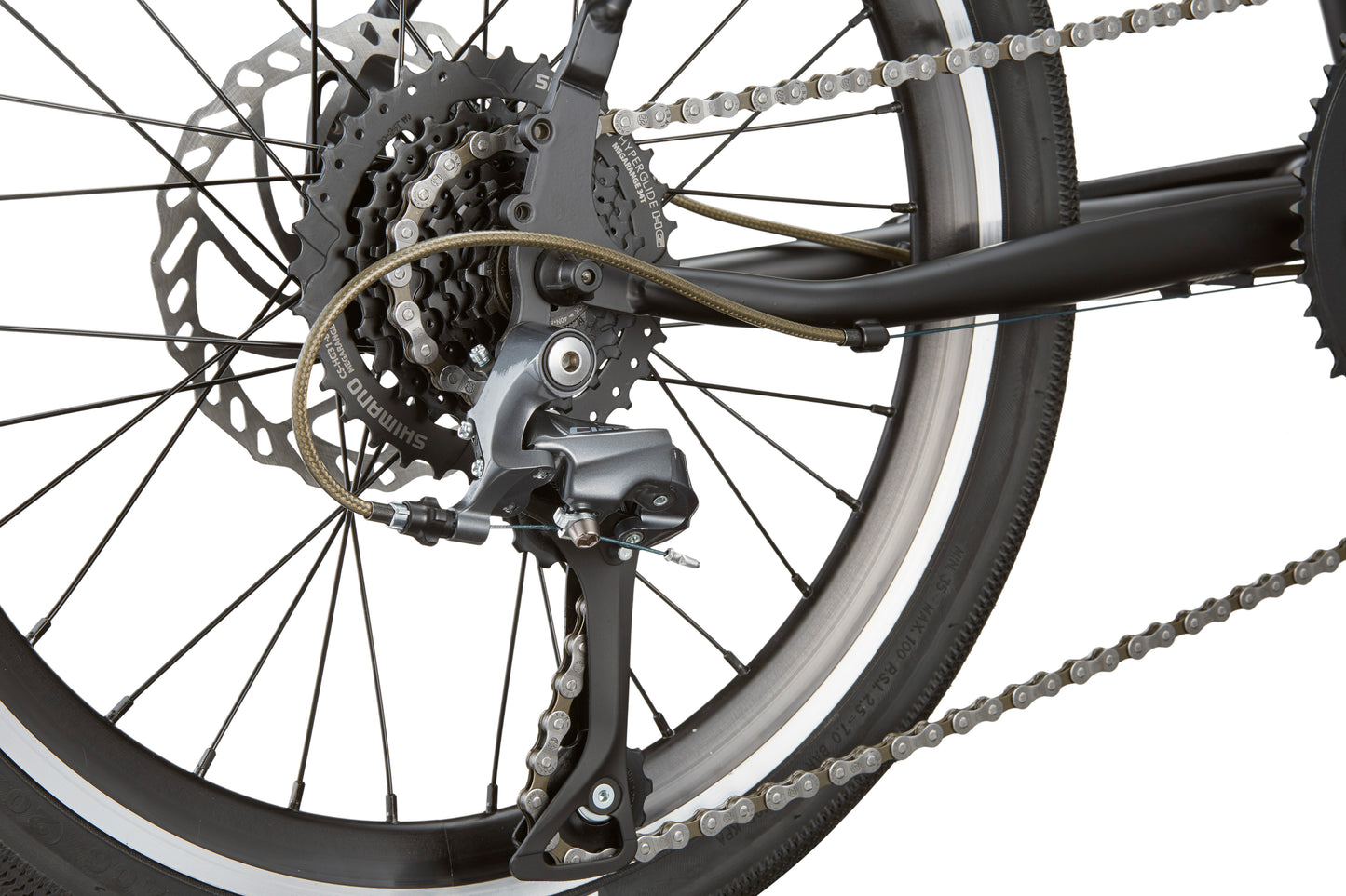 Close-up of the STELVIO 3’s rear wheel, showcasing its gear cassette, derailleur, chain, and disc brake in urban style.