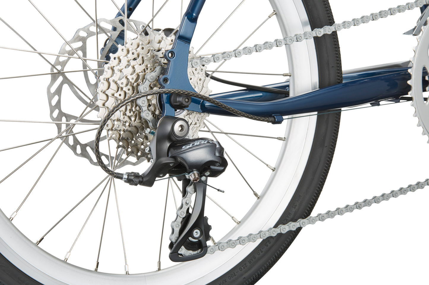 Close-up of the STELVIO 1’s rear wheel, featuring gears, derailleur, chain, and disc brake—perfect for city rides.