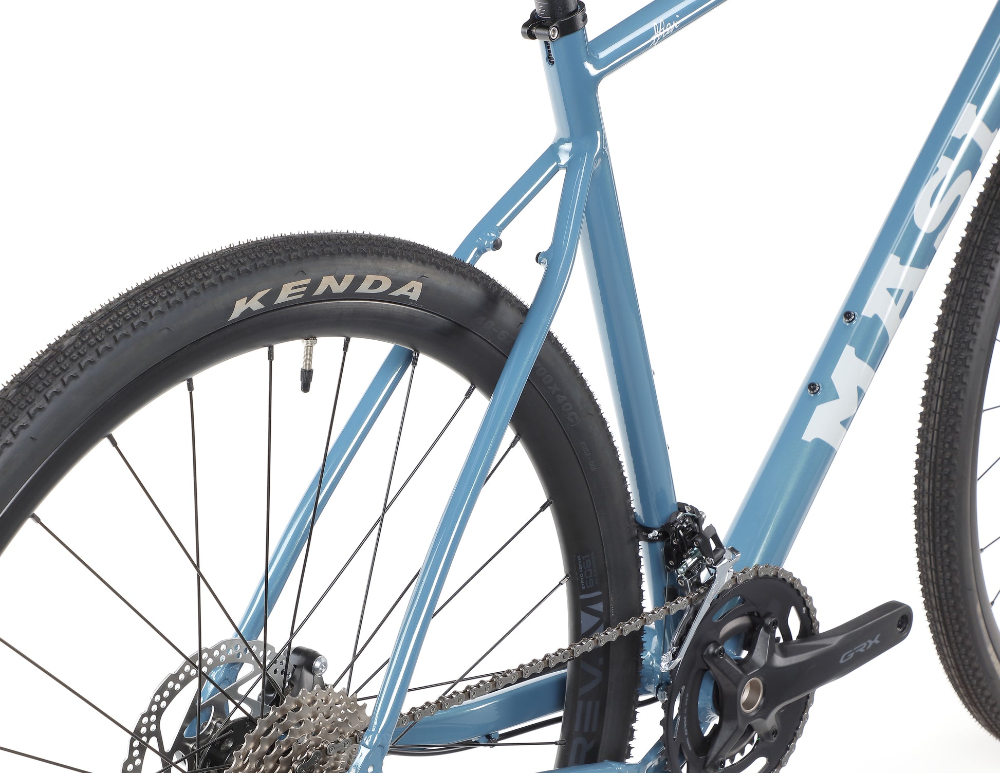 Close-up of the BRUNELLO 1 blue bicycle frame displaying the chain, gear, and Kenda tire against a white background.