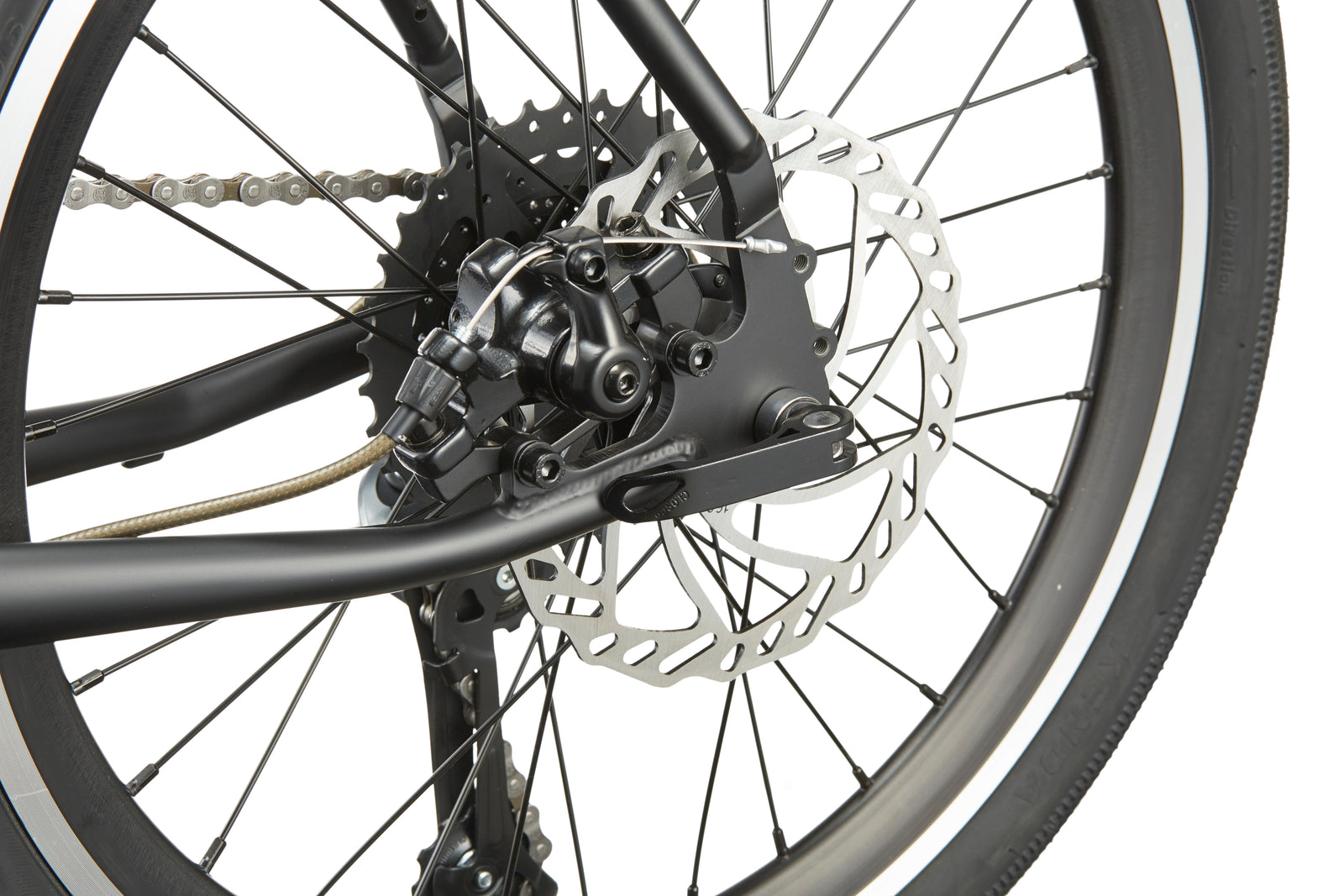 Close-up of STELVIO 3s rear wheel with disc brake and white sidewall, showcasing Italian design and urban sophistication.