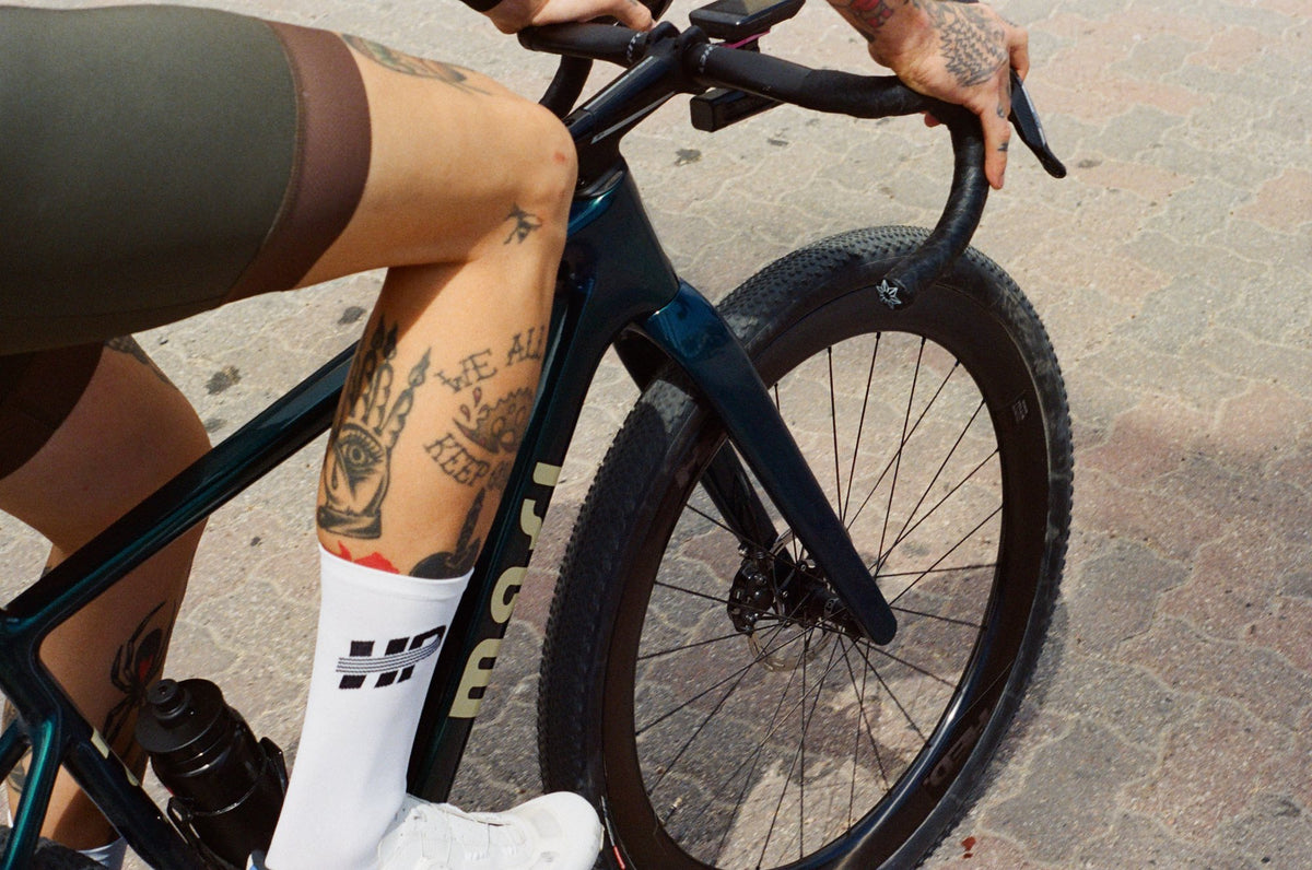 Oltre Strada fork, front disc and wide gravel tire in detail